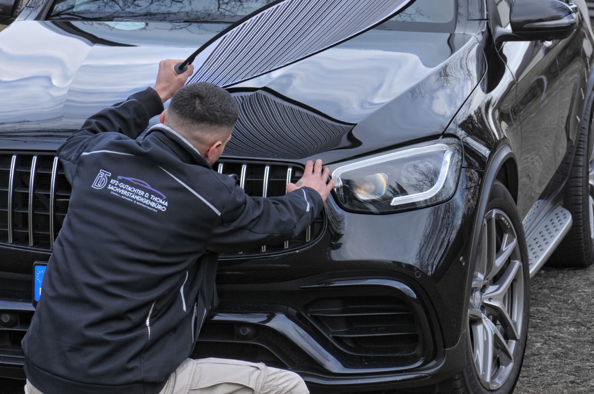 KFZ-Gutachter D. Thoma bei der Fahrzeuginspektion