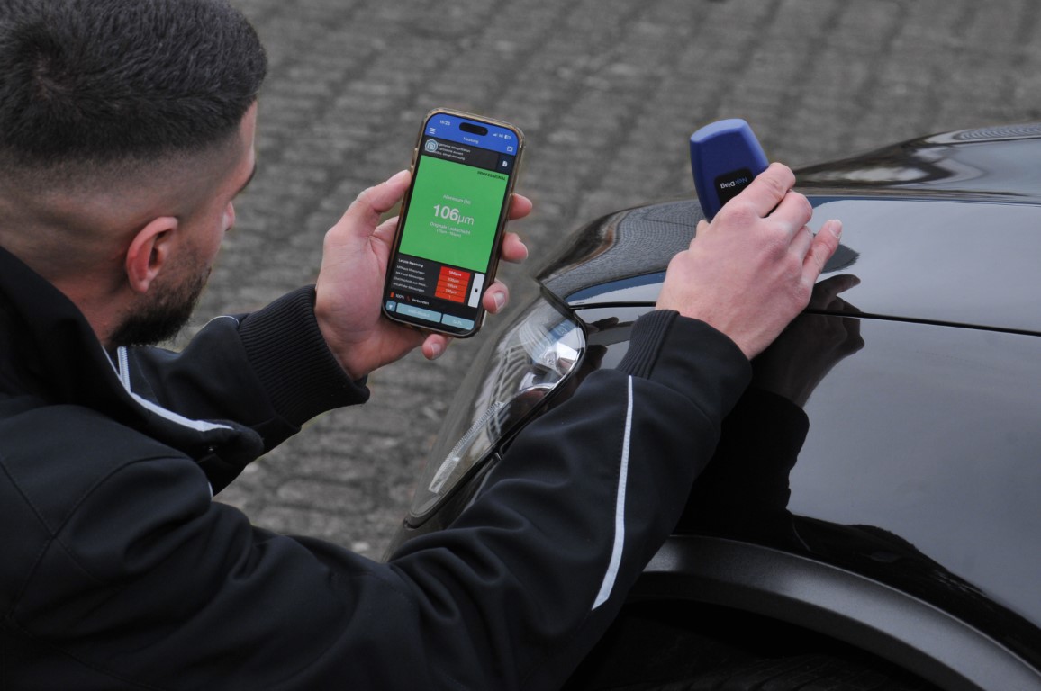 D. Thoma bei der Lackmessung